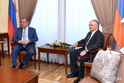 Глава МИД Армении проводит встречу с Лавровым
