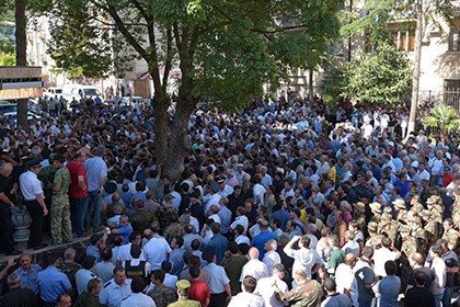 Абхазская оппозиция пошла на «штурм» здания МВД