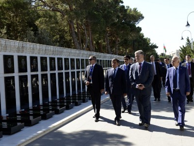 Порошенко почтил память организаторов и участников армянских погромов в Баку
