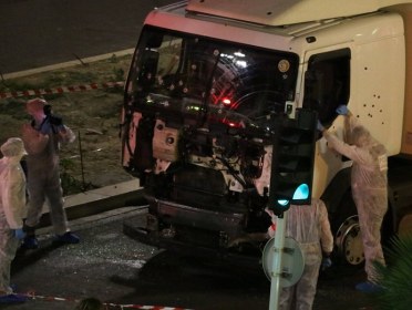 Полиция пропустила грузовик на набережную в Ницце, поверив, что он везет мороженое