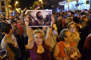 Протестующие в Ереване требовали отставки правящего режима и поддержали группу "Сасна црер"