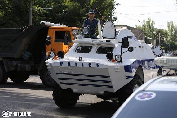 В Ереване группа ветеранов карабахской войны и молодых активистов захватили полицейскую часть и примыкающий к ней СИЗО
