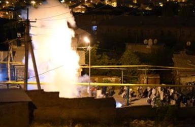 В Ереване полицейские сожгли жилой дом, пострадали несовершеннолетние дети