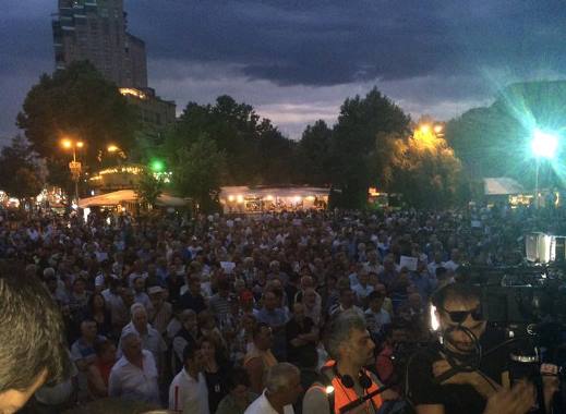 На площади Свободы в Ереване собрались тысячи митингующих