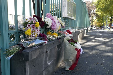 Жители Еревана несут цветы к посольству Франции