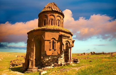 Руины столицы армянского феодального государства X-XI веков Ани внесены в Список Всемирного наследия ЮНЕСКО