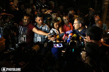 Никол Пашинян сообщил о задержании членов его партии после разгона митинга в Ереване