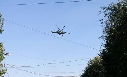 Над захваченным зданием полиции в Ереване барражируют два боевых вертолета