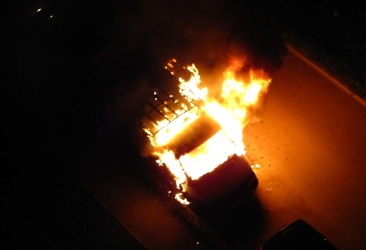 Активисты "Сасна црер" подожгли еще две полицейские машины