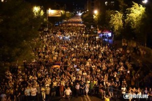 В Ереване стартовало шествие в поддержку "Сасна црер"