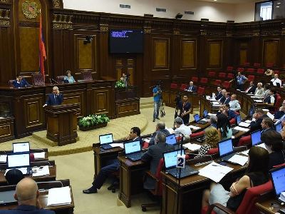 Никол Пашинян инициировал сбор подписей для проведения внеочередного заседания парламента
