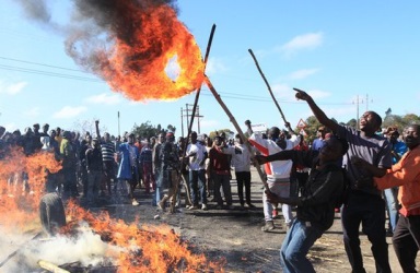 Протесты в Зимбабве начались из-за долгого проживания вице-президента в люксе отеля