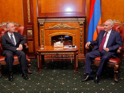 Глава Парламента Армении принял завершающего миссию посла Греции