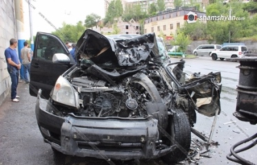 Автомобиль разбился всмятку, врезавшись в подъемный кран в Ереване