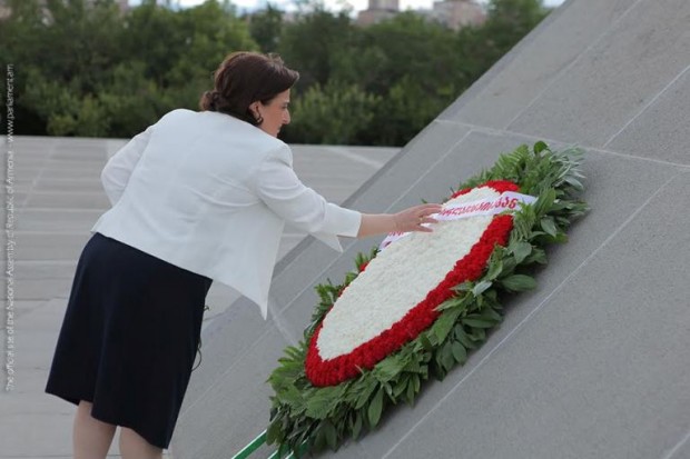 Грузинские парламентарии посетили мемориал жертвам Геноцида армян Цицернакаберд