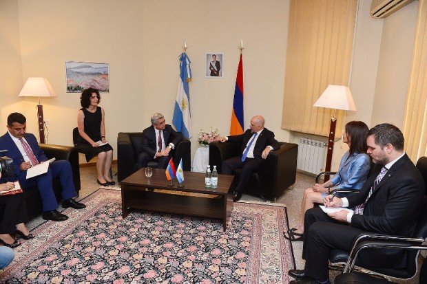Президент Саргсян поздравил сотрудников Посольства Аргентины в Ереване с Днем независимости