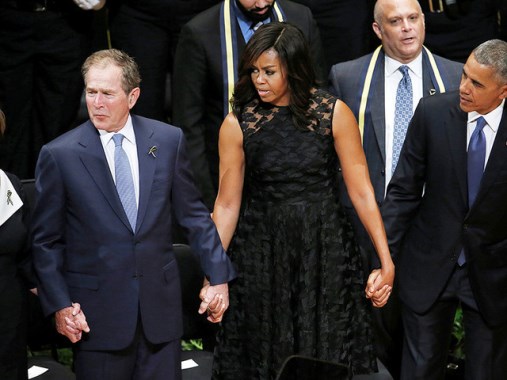 Джордж Буш смутил Мишель Обаму на панихиде по погибшим в Далласе полицейским