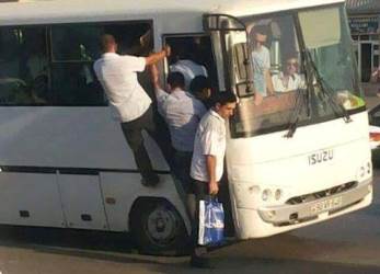 В Баку пассажирка выпала из автобуса и погибла
