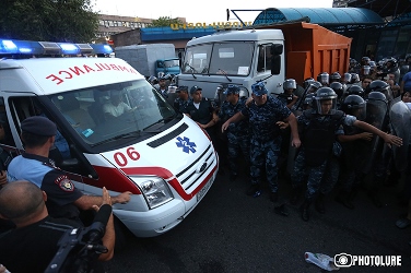 Врачи на территории полка ППС Полиции в Ереване оказали первую помощь Араику Хандояну