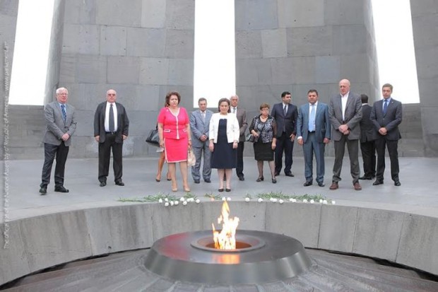 Грузинские парламентарии посетили мемориал жертвам Геноцида армян Цицернакаберд
