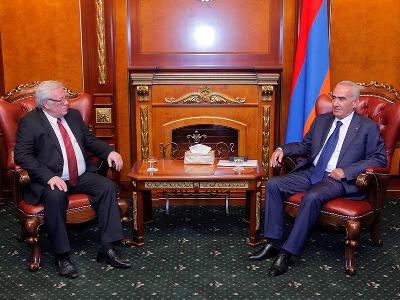 Спикер парламента Армении провел встречу с завершающим дипломатическую миссию послом Болгарии