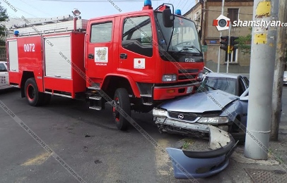 В Ереване пожарная машина, ехавшая по вызову, разбила "всмятку" автомобиль