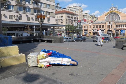 В Киеве статуя Богородицы упала с постамента снесенного памятника Ленину