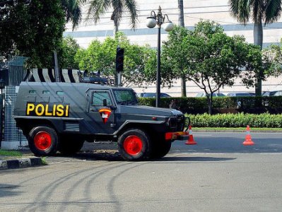 Смертник на мотоцикле въехал в полицейский участок в Индонезии и взорвался