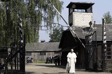 Папа Римский Франциск посетил музей Освенцима