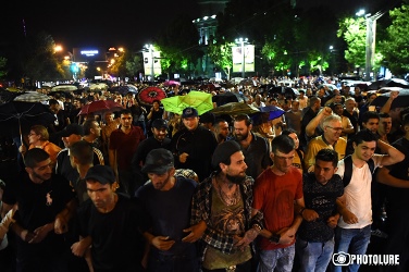 После митинга стартовало шествие в Ереване