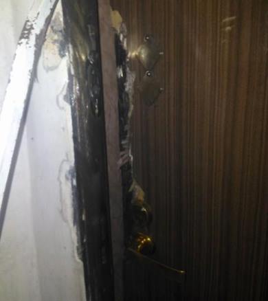 В Ереване полиция ломает двери в квартиру активиста