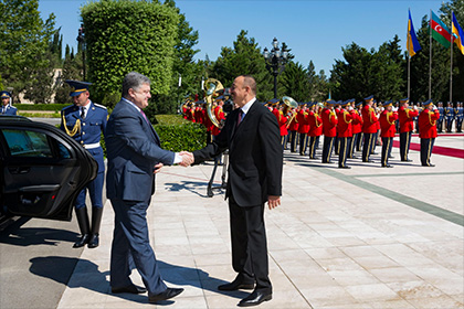 Порошенко поблагодарил Алиева за признание Крыма украинским