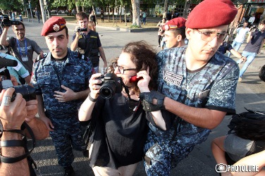 Арсине Ханджян намерена обратиться в суд в связи с действиям полиции Армении