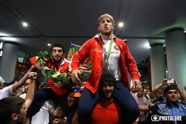 Тысячи болельщиков встретили медалистов Олимпиады в аэропорту «Звартноц»