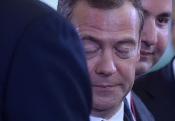 Разъяренные россияне требуют у Путина отставки Медведева