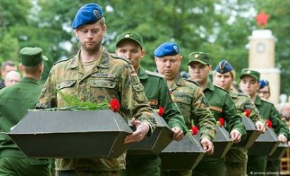 В Германии торжественно перезахоронили останки 35 советских солдат