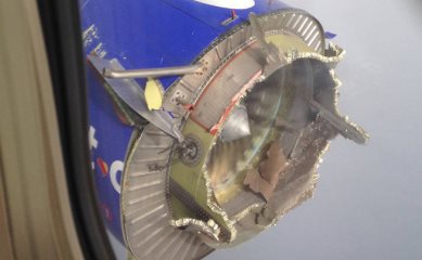 В США пилоты посадили Boeing с развалившимся в воздухе двигателем