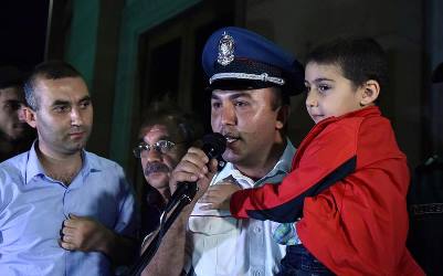 Лейтенант полиции взял на руки сына одного из демонстрантов