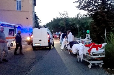 Число жертв разрушительного землетрясения в Италии растет