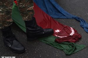 Азербайджан в ночь на пятницу 41 раз нарушил режим перемирия на границе с Карабахом - минобороны НКР