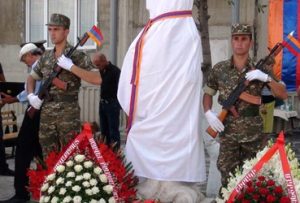 В Гюмри открыли памятник героически погибшим в апреле армянским военнослужащим