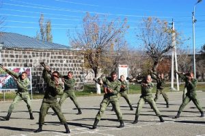 Разведчики ЮВО учатся рукопашному и ножевому бою в горах Армении