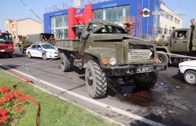 В пригороде Еревана перевернулся армейский грузовик