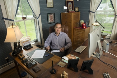 Культовый американский писатель Крис Бохджалян прибыл в Карабах