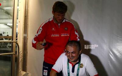 Рио-2016: Олимпийский чемпион Артур Алексанян побрил голову армянскому комментатору