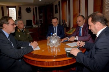 Глава Минобороны Армении на переговорах с послом России