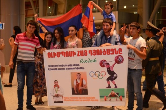 Тысячи болельщиков встретили медалистов Олимпиады в аэропорту «Звартноц»