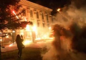 Посольство России в Киеве вновь атаковали с помощью пиротехники