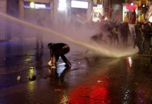 Режим Эрдогана применило водометы против курдов