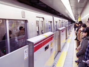 В токийском метро отравились шесть человек